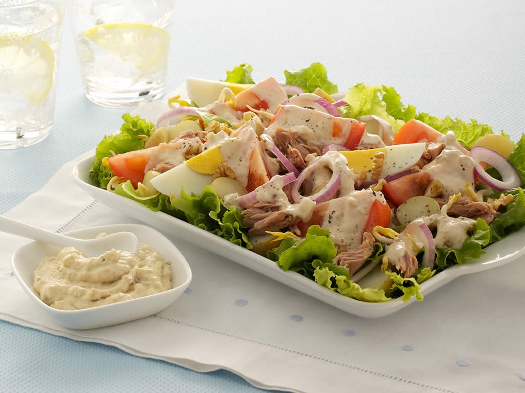 Ensalada de atún y hortalizas con aderezo fresco